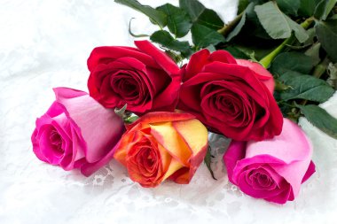 Bir hediye çok renkli gül buketi 