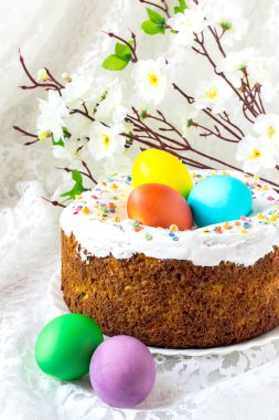 Paskalya pastası ve renkli Paskalya yumurtaları 