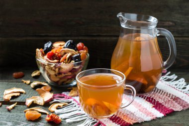 Kuruyemiş ve çeşitli kurutulmuş meyve kase Komposto 