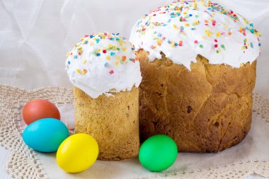 Paskalya pastası ve renkli Paskalya yumurtaları 