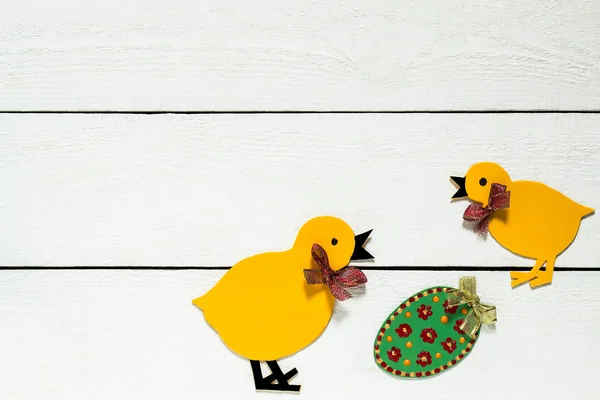 Διακοσμητικά χειροποίητα Πάσχα κοτόπουλα και τα αυγά — Φωτογραφία Αρχείου