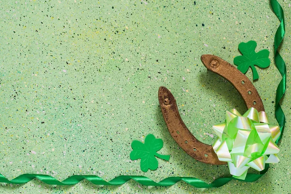 Symbole des St. Patrick 's Day: Hufeisen, Shamrock Klee, grün — Stockfoto
