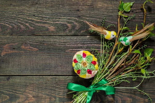 Wielkanoc-skład zielonymi gałązkami i jaj w quilling techni — Zdjęcie stockowe