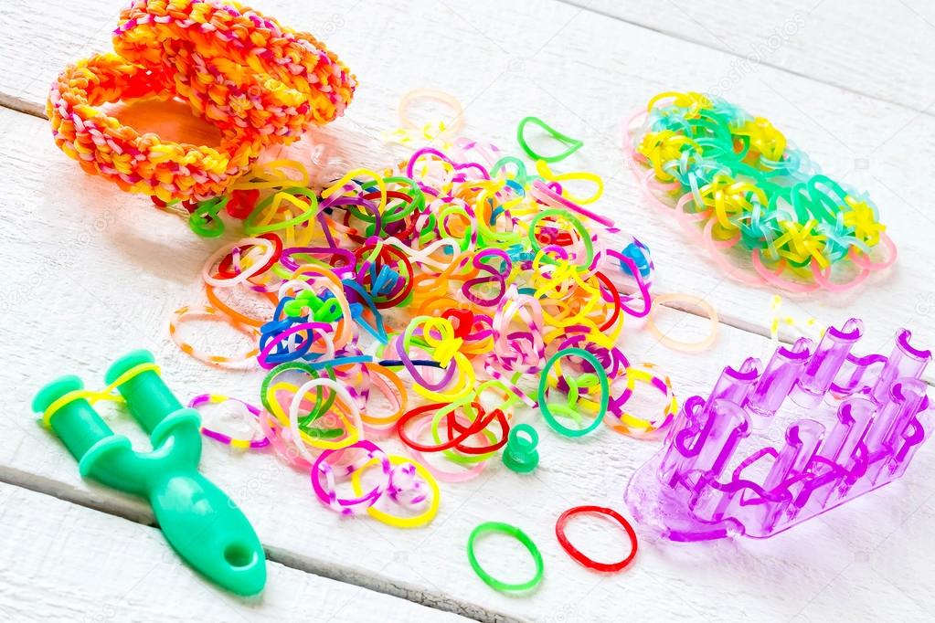 Making of children's accessories of silicone rings 