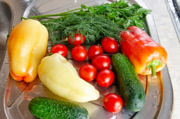 Tvättade beredda grönsaker för matlagning vegetarisk mat som ligger på en metallyta — Stockfoto