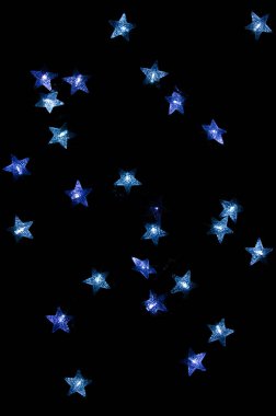 Koyu mavi arka planda parlak sardalyalar