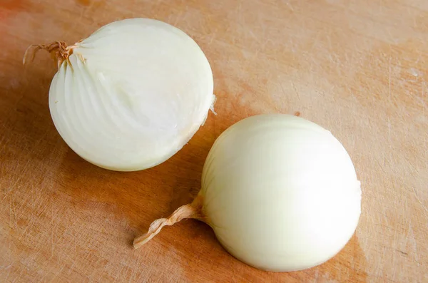 Twee delen uien, ingrediënt voor soep, stoofpot, salade — Stockfoto