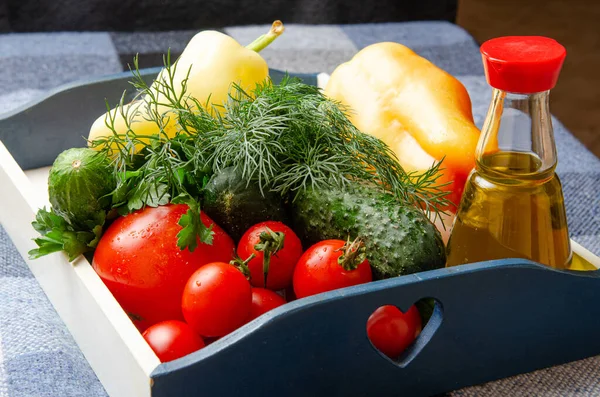 Красивые органические овощи и оливковое масло на подносе для приготовления пищи, салат. — стоковое фото