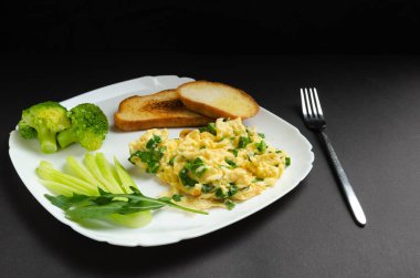Ispanaklı omlet ve beyaz tabakta kızarmış ekmek. Metin için boş alanı olan gri bir arkaplanda. yan görünüm.