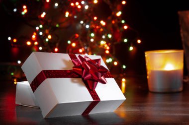 Yeni yıl hediyesi, oyuncak, kart, koni. Ahşap arka planda yeni yıl kompozisyonu. Köşede sıcak ışık var..