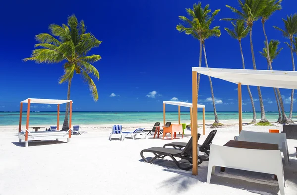 Beach on the tropical island — Stock Photo, Image