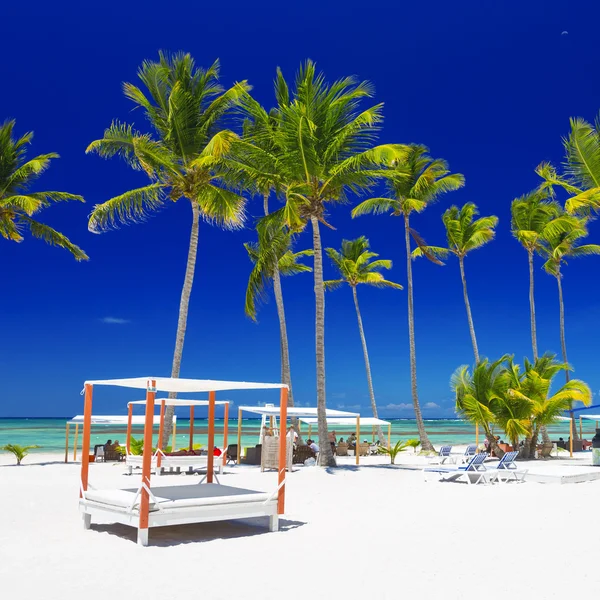 Spiaggia sull'isola tropicale — Foto Stock