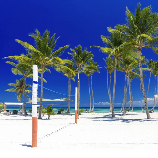 Spiaggia sull'isola tropicale — Foto Stock