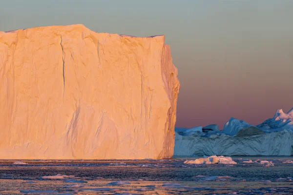 Huge icebergs of Polar regions. — Stock Photo, Image