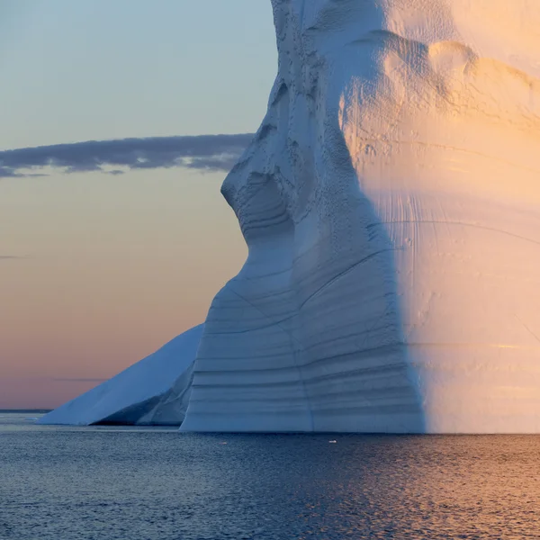 Enorme ijsbergen van poolgebieden. — Stockfoto