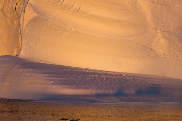 Huge icebergs of Polar regions. — Stock Photo, Image