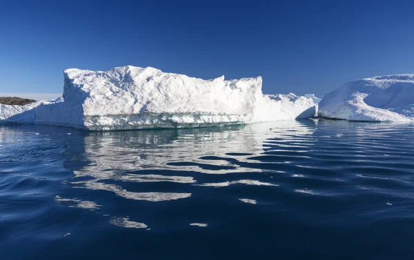 Enormes icebergs de regiones polares . —  Fotos de Stock