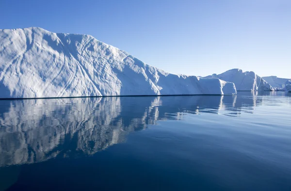 Grandes icebergs das regiões polares . — Fotografia de Stock