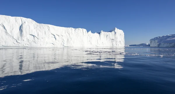 Hatalmas jéghegyek a Sarkvidékek. — Stock Fotó