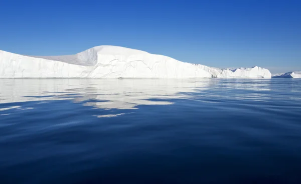 Grandes icebergs das regiões polares . — Fotografia de Stock