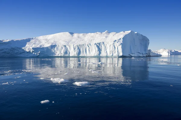 Enormes icebergs de regiones polares . —  Fotos de Stock