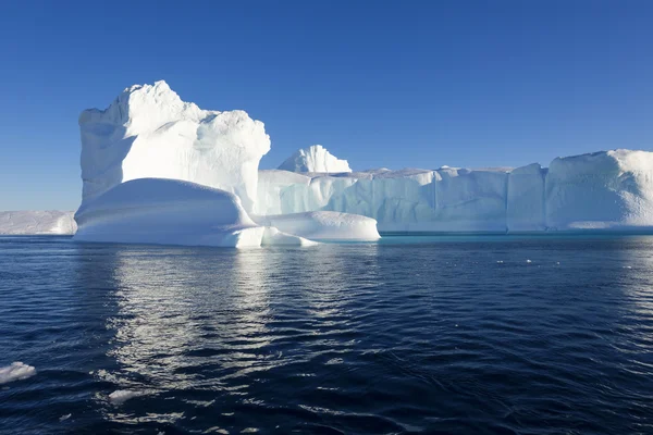 Énorme iceberg des régions polaires . — Photo