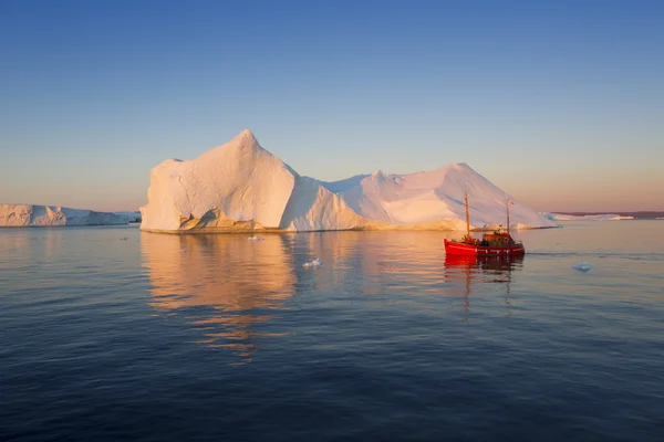 Grandes icebergs das regiões polares — Fotografia de Stock