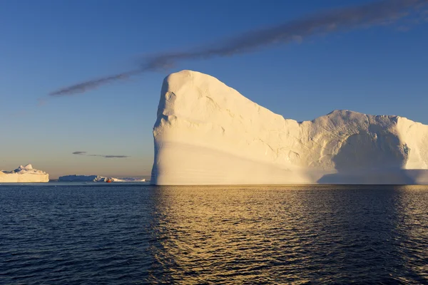 Enormes icebergs de regiones polares — Foto de Stock