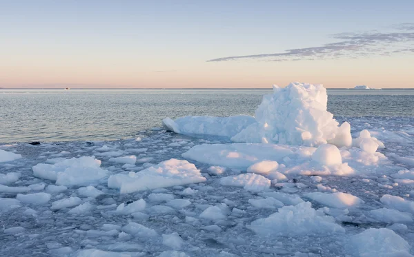 Grandes icebergs das regiões polares — Fotografia de Stock