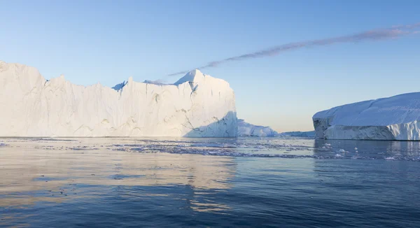 Enormes icebergs de regiones polares — Foto de Stock