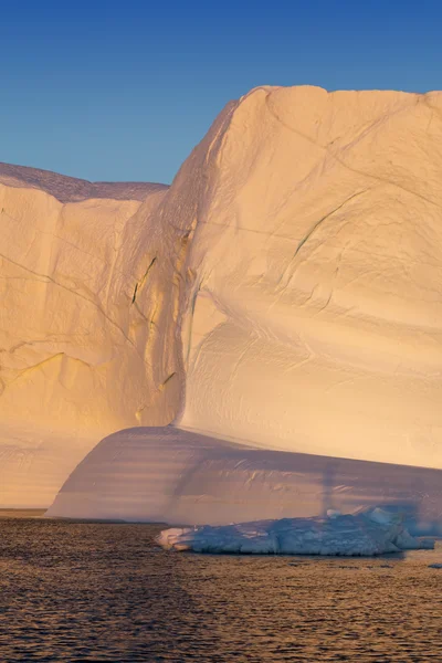 극 지방의 거 대 한 빙산 — 스톡 사진