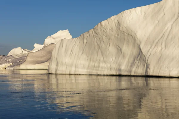 Enormes icebergs de regiones polares —  Fotos de Stock