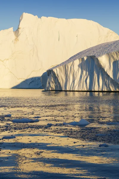 Enorme ijsbergen van poolgebieden — Stockfoto