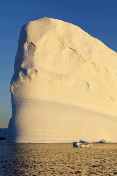 Enormes icebergs de regiones polares — Foto de Stock