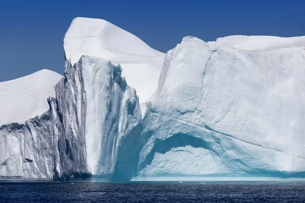 Grandes icebergs das regiões polares — Fotografia de Stock