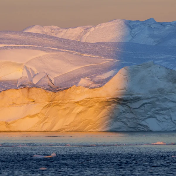 巨大的冰山，极地地区 — 图库照片