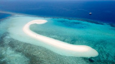 Tropikal adalar ve atolls. Dron--dan ateş. Okyanusun saf turkuaz suları. Beyaz mercan kum ve mavi lagün.
