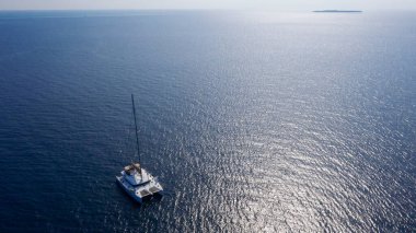 Tropikal adalar ve atolls. Dron--dan ateş. Okyanusun saf turkuaz suları. Beyaz mercan kum ve mavi lagün.