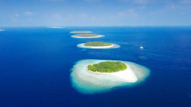 Tropikal adalar ve atolls. Dron--dan ateş. Okyanusun saf turkuaz suları. Beyaz mercan kum ve mavi lagün.