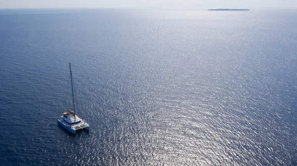 Tropikal adalar ve atolls. Dron--dan ateş. Okyanusun saf turkuaz suları. Beyaz mercan kum ve mavi lagün.