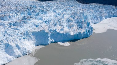 Grönland buzulları. Bir İHA 'dan ateş etmek. Küresel ısınma fenomeni üzerine çalışma.
