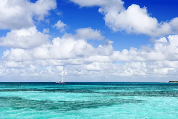 Tropikal su yüzeyine tekne — Stok fotoğraf