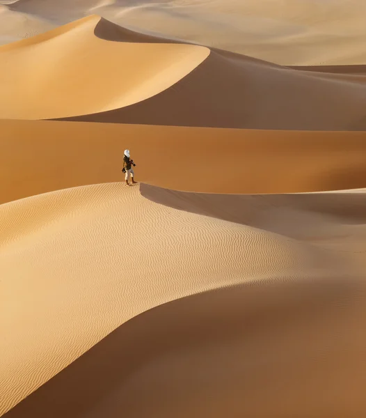 Osamělý cestovatel v poušti — Stock fotografie