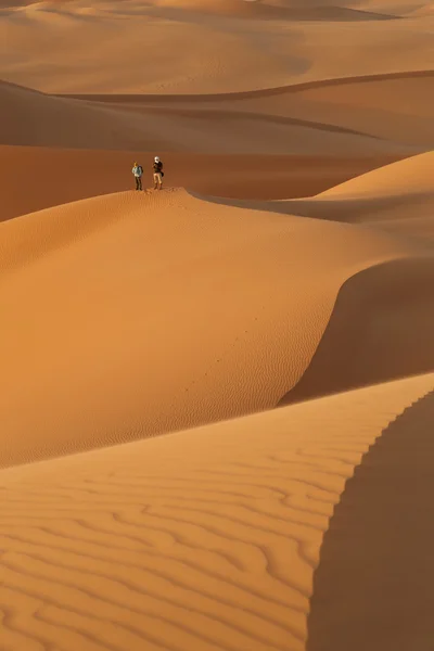 Travellers in hot desert — Stock Photo, Image