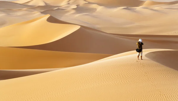 Eenzame reiziger in woestijn — Stockfoto