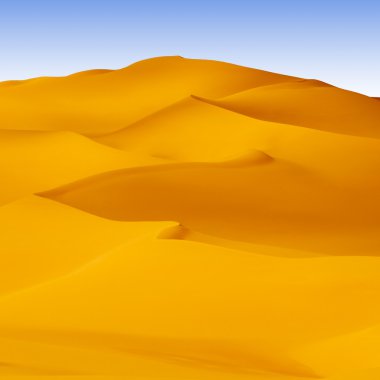 Sandy Dunes sıcak çölde. Dünyanın küresel iklim değişiklikleri. Çöl topraklarının genişlemesi.
