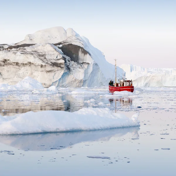 Natureza e paisagens da Gronelândia com navio — Fotografia de Stock