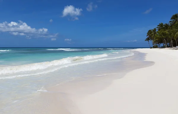 Playa en isla tropical — Foto de Stock