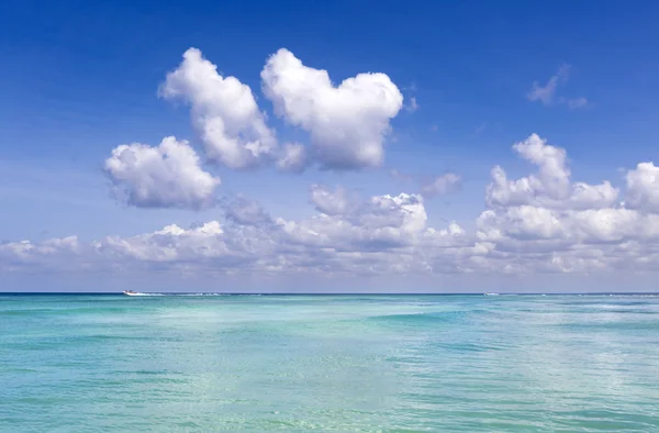 Ship near tropical island — Stock Photo, Image