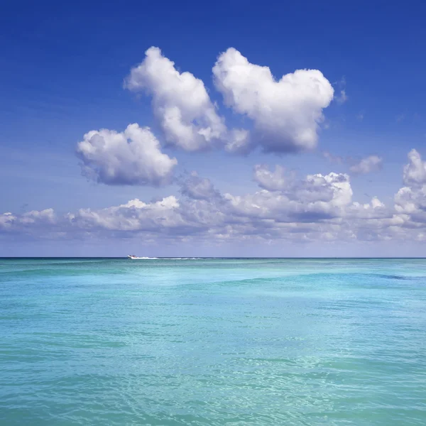 Ship near tropical island — Stock Photo, Image